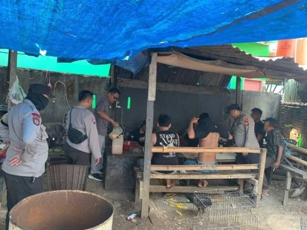 Polsek Manggal saat mengamankan lima warga yang berpesta miras (Dok: Ist)