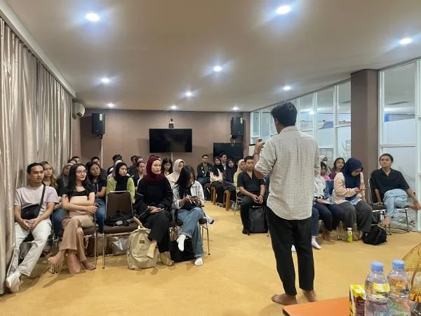Akbar Yumni saat memberikan materi terkait Montage dan Seni Media Baru (Dok : Ist).