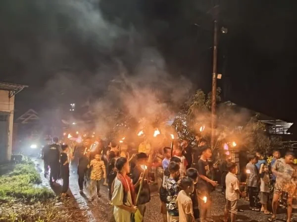 Higmis Lutim menggelar pawai obor yang dipusatkan di Desa Bawalipu, Kecamatan Wotu, Selasa (09/04) malam.