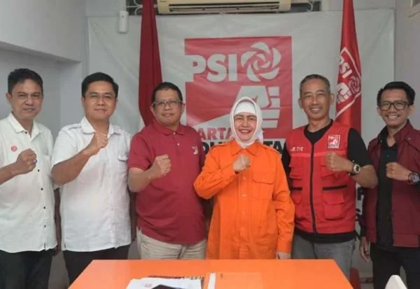 Indira Yusuf Ismail (ketiga kanan) mengembalikan formulir penjaringan bacalon wali Kota Makassar di kantor PSI Makassar, Kamis (23/5).