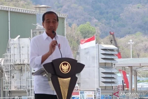 Presiden Jokowi menyampaikan pidato dalam acara peresmian smelter tembaga dan fasilitas pemurnian logam mulia PT Amman Mineral Nusa Tenggara (AMNT) di Kabupaten Sumbawa Barat, Nusa Tenggara Barat, Senin (23/9/2024). (ANTARA/Sugiharto Purnama)