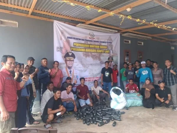 Bantuan bibit rumput laut bagi petani pembudidaya di wilayah pesisir (Dok : Ist).