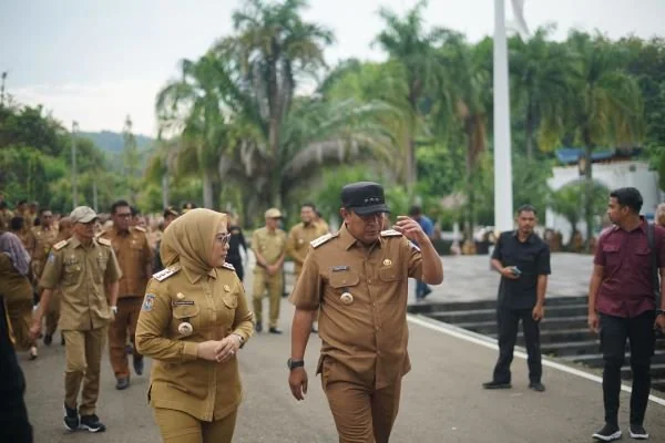 PJ Gubernur Sulbar Bahtiar Baharuddin saat berada di Kantor Bupati Mamuju.