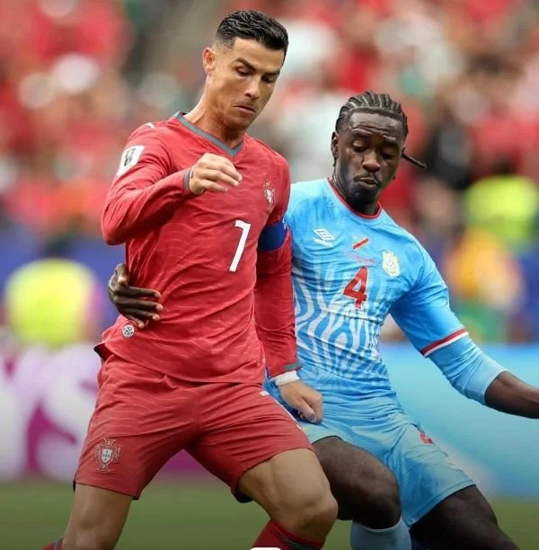 Tangkapan Layar, Pemain Portugal Cristiano Ronaldo (kiri) dan Axel Tuanzebe dari RD Kongo (Dok: Ist).