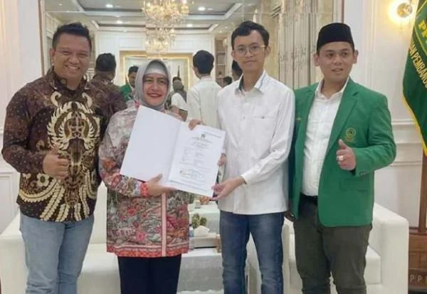 Indira Yusuf Ismail dan Ilham Ari Fauzi menerima surat keputusan pencalonan atau dokumen model B1-KWK dari DPP PPP di Jakarta (Dok : Ist).