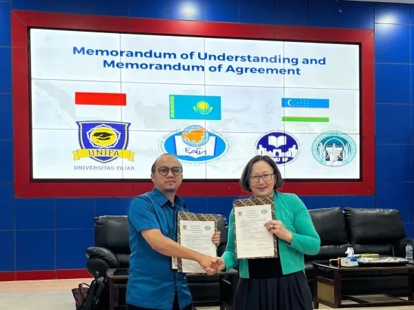 Koordinator Program RPL Universitas Fajar, Dr. Ilham Safar menandatangani MoU dengan Samarkand Branch of Tashkent State University of Economics, Uzbekistan (Dok : Ist).