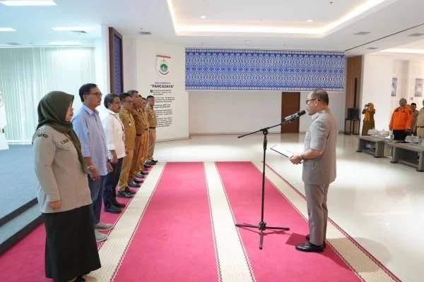 Gubernur Sulbar Suhardi Duka saat melantik  Dewan Sumber Daya Air (SDA) dan Komisi Irigasi Provinsi Sulbar. (Dok: Ist)