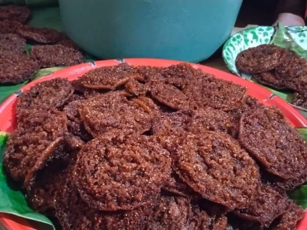 Dumpi Eja  Kue Merah khas suku Adat Kajang (Dok : Fitriani KabarMakassar).