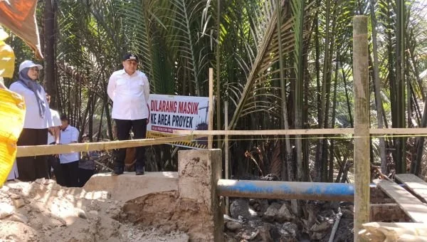 Wali Kota Makassar, Munafri Arifuddin alias Appi, meninjau langsung progres pembangunan Jembatan Kaccia (Dok: Sinta KabarMakassar)
