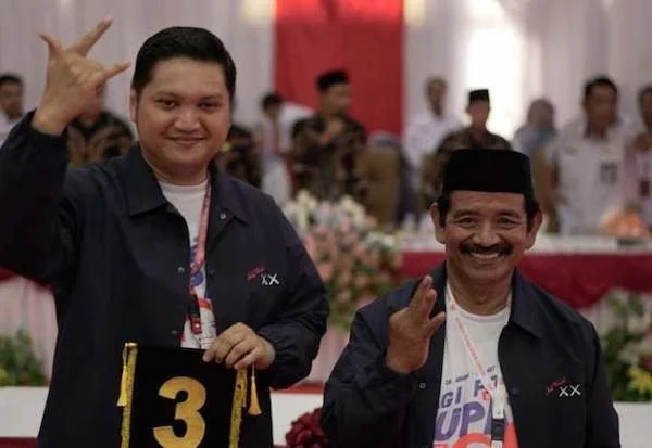 Arham Basmin Mattayang dan Rahmat memperlihatkan angka 3 pada pencabutan nomor urut calon bupati dan wakil bupati Kabupaten Luwu, Senin (23/9). Foto ist