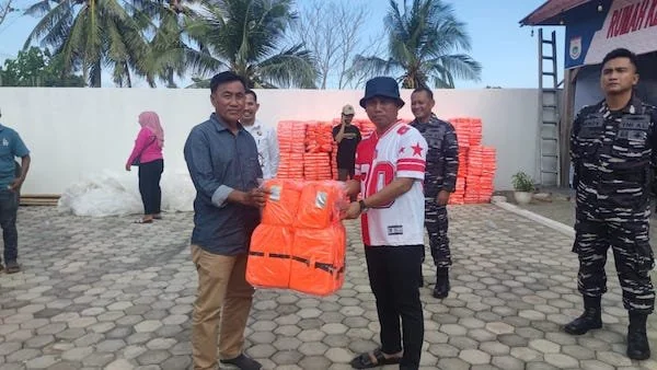 Ketua Dewan Pengarah Sahabat Sandeq, Syamsul Samad saat menyerahkan Pelampung kepada Passandeq (dok:Ist)