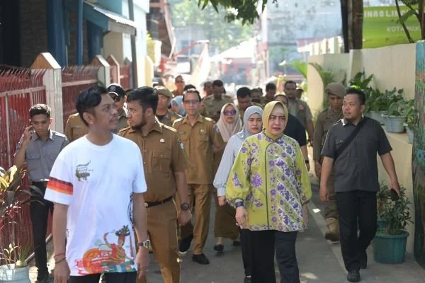Ketua TP PKK Kota Makassar, Indira Yusuf Ismail saat melakukan finalisasi di Kelurahan Manggala (Dok : ist).