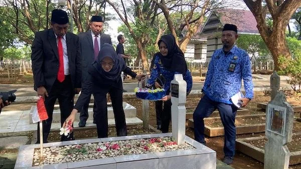 Ketua DPRD Sulsel, Andi Rachmatika Dewi atau Cicu saat melakukan ziarah dan menabur bunga di Taman Makam Pahlawan Panaikang (Dok: Nofi KabarMakassar)