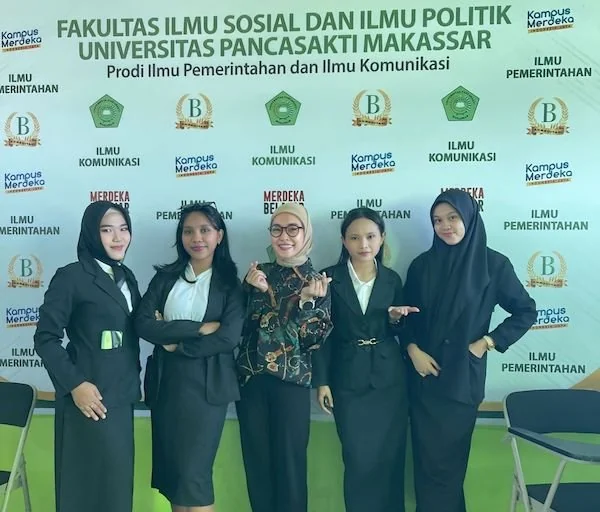 Ketua Program Studi Ilmu Komunikasi Pancasakti Makassar, Utami Nur Muslimah dengan Mahasiswa Ilmu Komunikasi