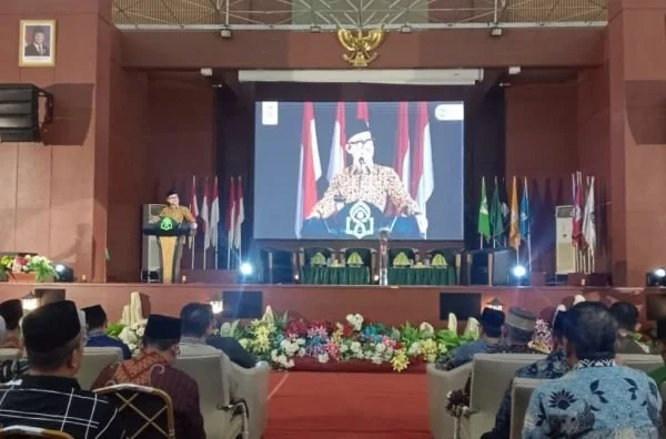 Founder & CEO Kabar Group Indonesia sekaligus Ketua Yayasan Aksara Lontara, Upi Asmaradhana saat Menyampaikan Laporan dalam Agenda Dialog Budaya dalam rangka Haul 400 Tahun Syekh Yusuf Al-Makassariy yang menjadi rangkaian Festival Aksara Lontaraq Vol. VII