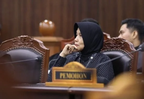 Pemohon saat mengikuti sidang pengucapan putusan pengujian Undang-Undang Nomor 1 tahun 1974 tentang Perkawinan (Dok: Ist)