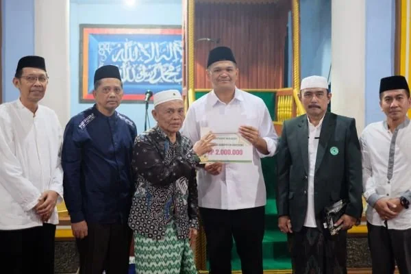 Uji Nurdin Serahkan Bantuan untuk Masjid Nurul Muttaqin. (Dok: Ist)