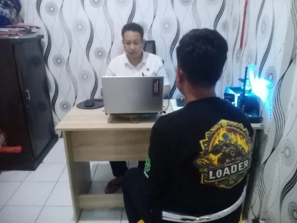 Pelaku saat diamankan di Polres Takalar (DOk : Ist).
