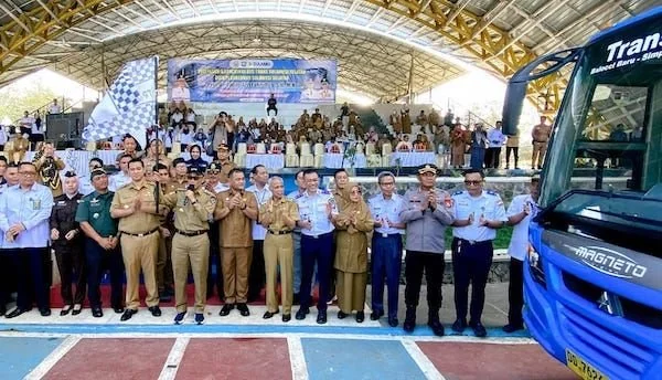 Pj Gubernur Sulsel, Prof Zudan Arif Fakrulloh dan Kepala Dishub Sulsel, Andi Erwin Terwo saat melaunching Bus Trans Sulsel (Dok: Int).