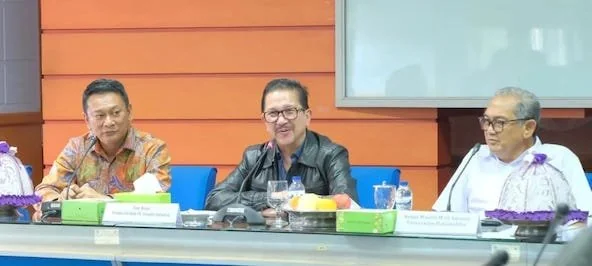 Presiden Direktur PT Freeport Indonesia Tony Wenas (tengah), berbagi kiat kemandirian dan inovasi PTNBH di Unhas. Dok Humas Unhas.