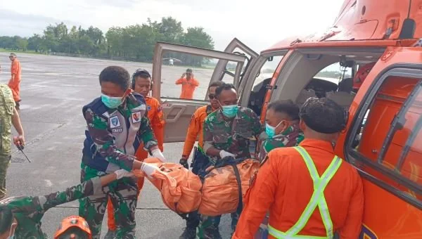 Evakuasi korban pertama dari helikopter ke ambulans. (Dok: Ist)