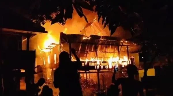 Kondisi kediaman Sanoddin saat dilalap api. Dok. Nasrullah Patha