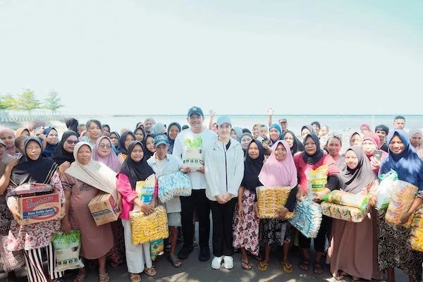 Bupati Bantaeng, M. Fathul Fauzy Nurdin, saat salurkan bantuan sembako kepada ratusan petani rumput laut di Dusun Mattoangin, Desa Bonto Jai, Kecamatan Bisappu, Minggu, 20 Juli 2025. (Ist).
