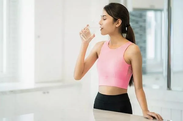 Minum Air Putih, (Dok: Ist).