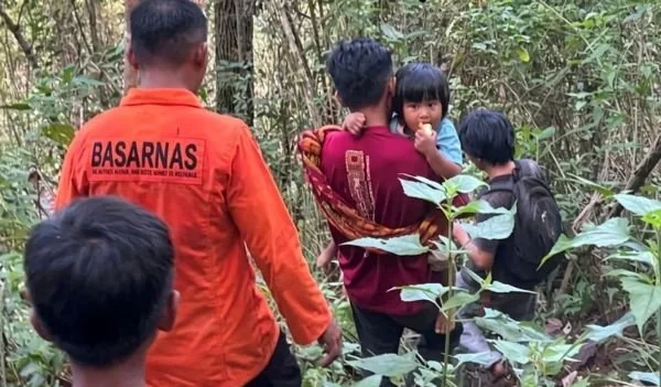 Balita 3 tahun Lourencia Rombe saat ditemukan di puncak hutan oleh Tim SAR Gabungan dan warga. (Dok: Ist)