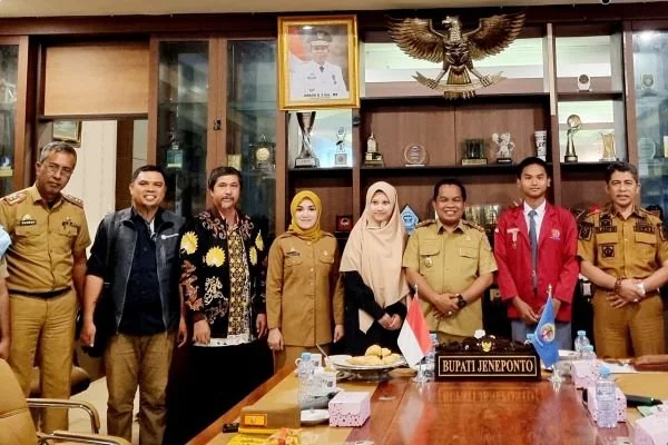 Pj Bupati Jeneponto, Junaedi Bakri bersama Sekda, Muh. Arifin Nur dan Kadispora Rahman Nara dan Sekdis serta Kabid Layanan Kepemudaan dan Kepramukaan Dispora, Suci Fitriani saat melepas Sakinah Ma’suma Adwin dan Muhammad Reski Wahyu Hidayat di ruang kerja