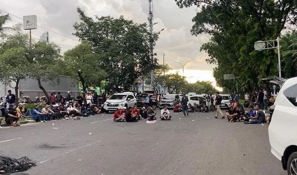 Penutupan jalan didepan Kantor Gubernur Sulsel oleh driver ojol (Dok: Nofi KabarMakassar)