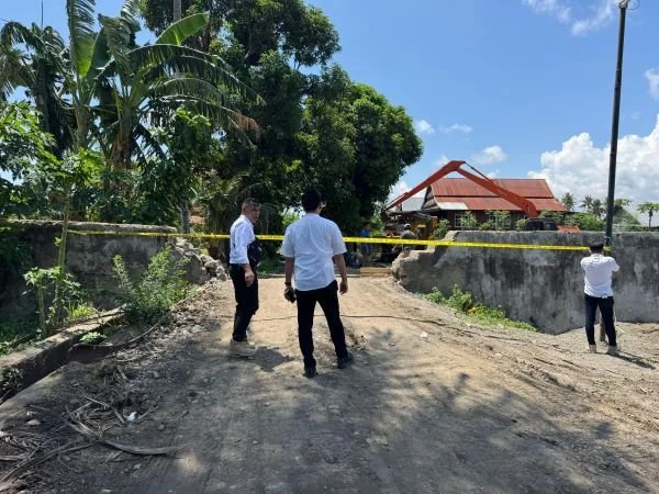 Kanit Tipiter Polres Jeneponto, Ipda Basil Mauritz bersama jajarannya saat melakukan penertiban tambang di Desa Sapanang (Dok : Ist).