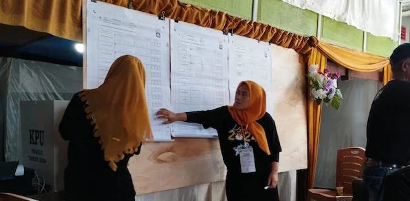 Salah satu petugas KPPS saat kesulitan mencari Kertas Plano C1. (Ullah)
