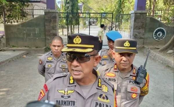 Kabag Ops Polrestabes Makassar, AKBP Darminto saat di wawancara awak media di lokasi tawuran (Dok: Atri KabarMakassar).