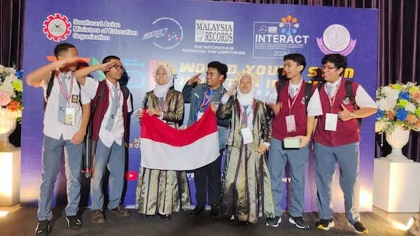 Dua Siswi berprestasi dari SMAN 1 Bantaeng, Zakiyah Mardani Ratu dan Maraya Rachma Sharlis, sukses menorehkan tinta emas pada ajang bergengsi The World Youth STEM Invention & Innovation yang digelar di Bangkok, Thailand, Selasa (3/2).