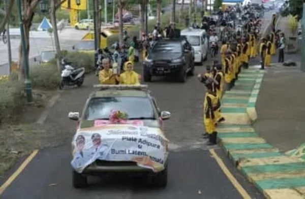 Bupati Kabupaten Soppeng H A Kaswadi Razak memimpin prosesi penjemputan Piala Adipura 2023 di wilayah perbatasan Kabupaten Soppeng dan Kabupaten Barru Lokasi Penjemputan bertempat di depan Permandian Lereng Hijau Buludua, Kecamatan Marioriwawo Kabupaten S