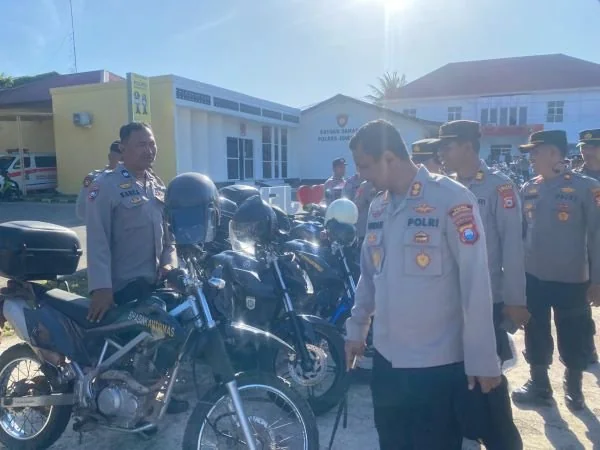 Kapolres Jeneponto AKBP Widi Setiawan, saat melakukan pemeriksaan dan pengecekan kendaraan dinas roda dua (R2), roda empat (R4), dan roda enam (R6) di Lapangan Apel Polres Jeneponto (Dok : Ist).