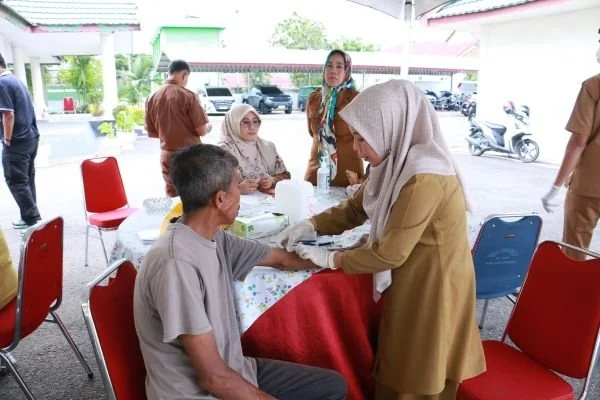 Petugas di Rujab Bupati Bulukumba menjalani Tes Darah dan Urine (Dok : Ist).