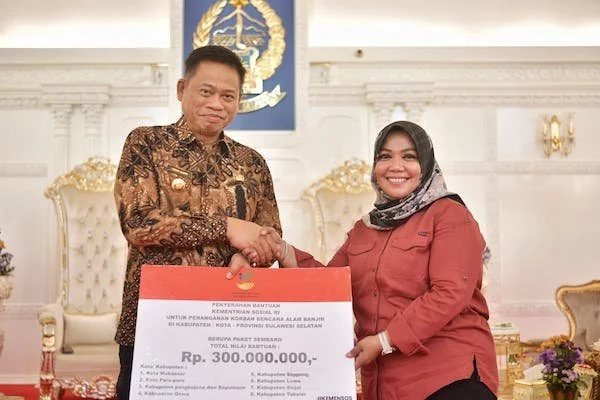Pj Gubernur Sulsel, Prof Fadjry Djufry bersama pihak Kemensos RI yang  menyerahkan 3.000 paket bantuan untuk korban banjir di Sulsel (Dok: Ist)