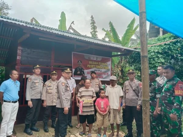 Penyerahan secara simbolis bedah rumah oleh Waka Polres Torut, Marthen Tangalo dan diterima oleh Keluarga Bakkiri penyandang disabilitas (Dok : Jerni KabarMakassar).