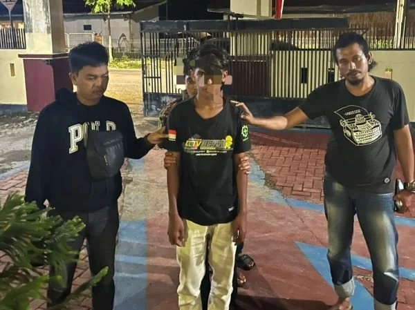 Diduga membawa senjata tajam jenis badik dan kris tanpa surat, 3 pemuda diamankan di Polres Sinjai (Dok : Ist).