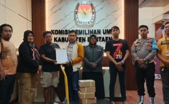 Ketua Bawaslu, Ningsih Purwanti berserta Staf saat pengawasan penerimaan Logistik di Kantor KPU Bantaeng. (Foto/ist).