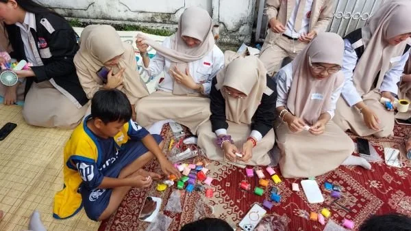 SMA Bosowa School Makassar menggelar kegiatan sosial  bertajuk “Portrait of Creativity: Make Our Clay, Make Our Joy” bersama teman-teman dari Yayasan Kasih Anak Kanker Indonesia di Rumah Kita YKAKI. (Dok: Ist)