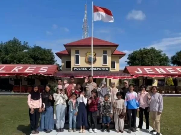 Kapolres Jeneponto AKBP Widi Setiawan saat berswafoto dengan atlet dan official Inkanas (Dok : Ist).