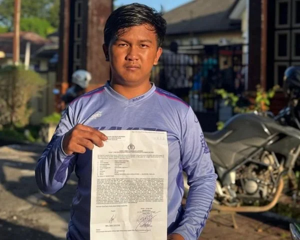 Korban Memperlihatkan Bukti Surat Tanda Pelaporan (Dok : Ist).