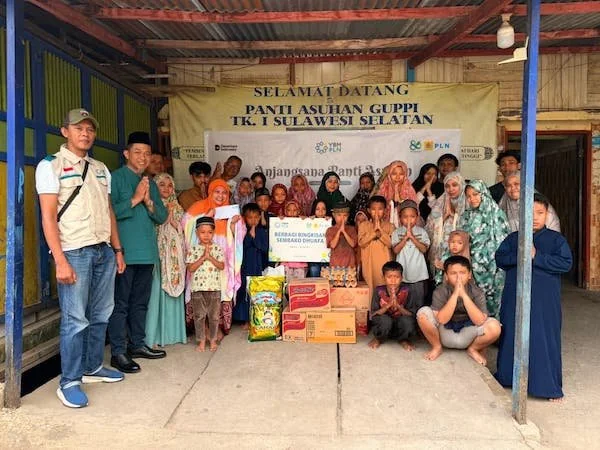 Manajemen PLN UID Sulselrabar dan tim YBM PLN tengah berkunjung ke Panti Asuhan Guppi untuk berbagi kebahagiaan dalam momen HLN ke-80.