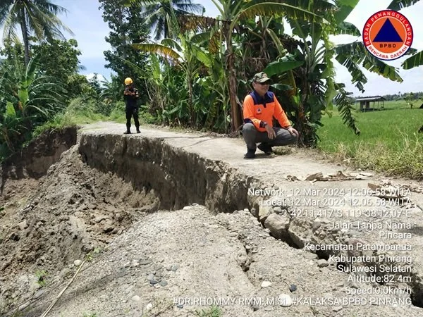 Kepala Pelaksana BPBD Pinrang, Dr Rhommy RM Manule saat meninjau lokasi abrasi sungai di Tanggul Sungai Dusun Masolo 1 Desa Masolo, Pinrang (IST)