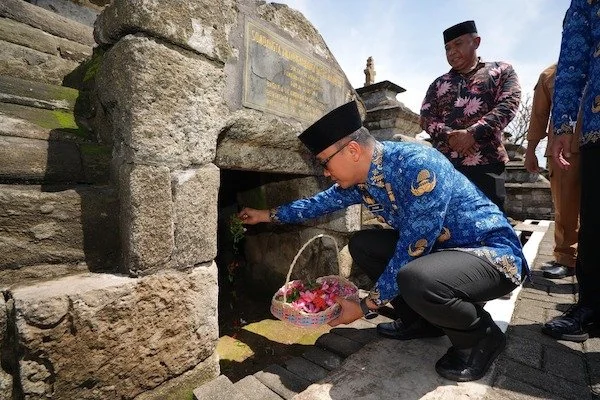 Pj Gubernur Sulsel, Prof Zudan Arif Fakrulloh saat melakukan ziarah makam (Dok: Int)