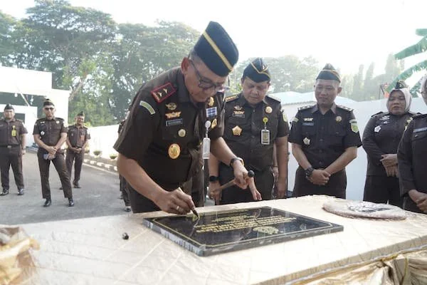 Kepala Kejaksaan Tinggi Sulawesi Selatan, Sila H. Pulungan, meresmikan Gedung Pemulihan Aset dan Pengelolaan Barang Bukti Kejaksaan Negeri Bantaeng (dok. Ist)