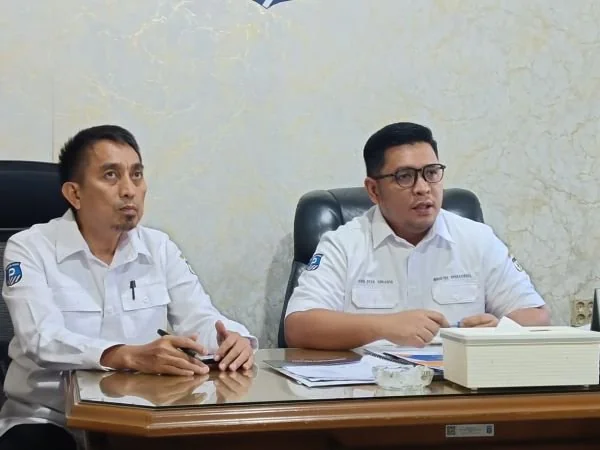 Direktur Operasional Perumda Parkir Makassar, Andi Ryan Adrianto (Kacamata), (Dok: Sinta KabarMakassar).